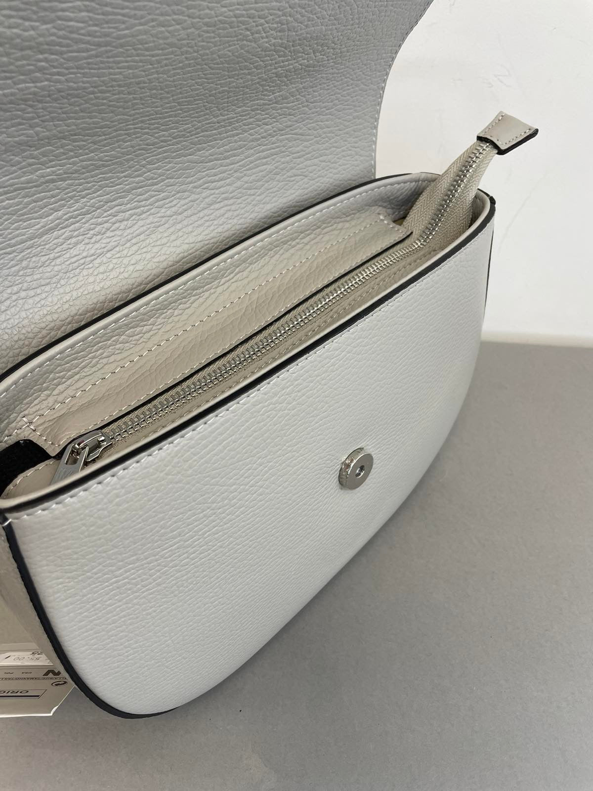 Moteriška odinė rankinė per petį