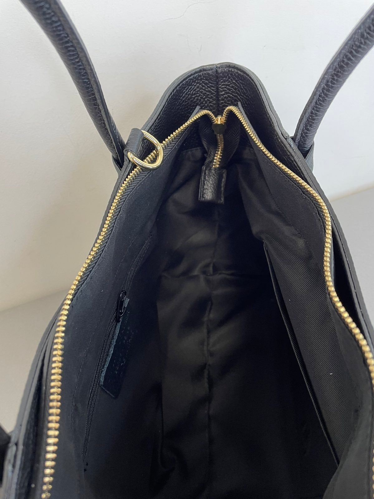 Juoda natūralios odos moteriška rankinė