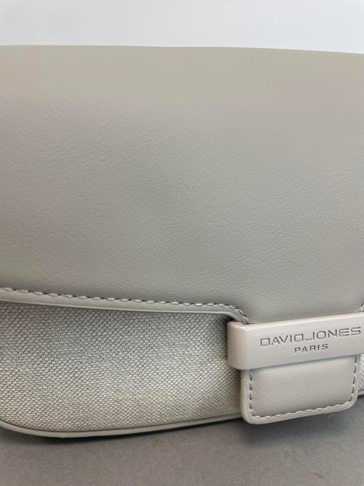 David Jones rankinė per petį