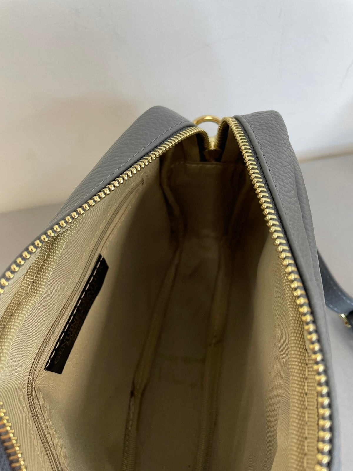 Vezze odinė rankinė per petį