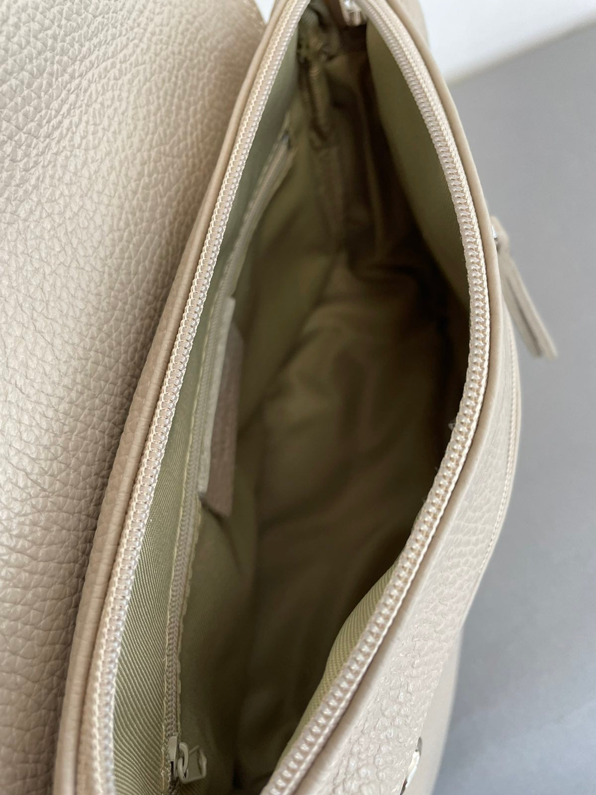 Natūralios odos moteriška rankinė per petį