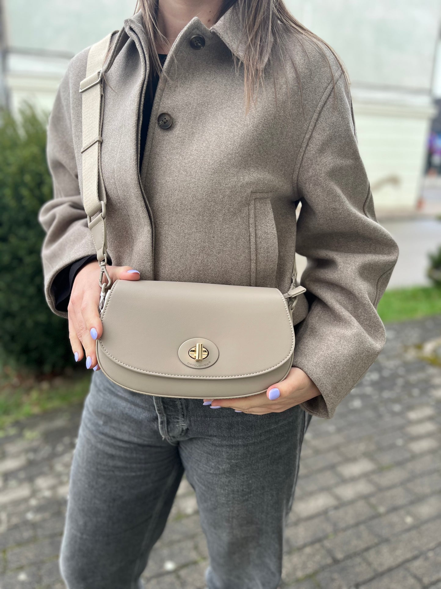 David Jones moteriška rankinė per petį