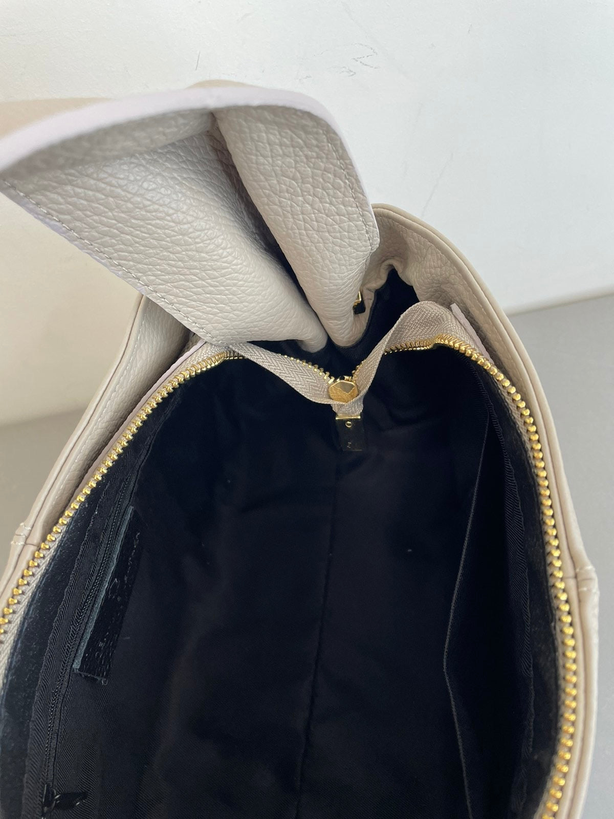 Stilinga odinė moteriška rankinė