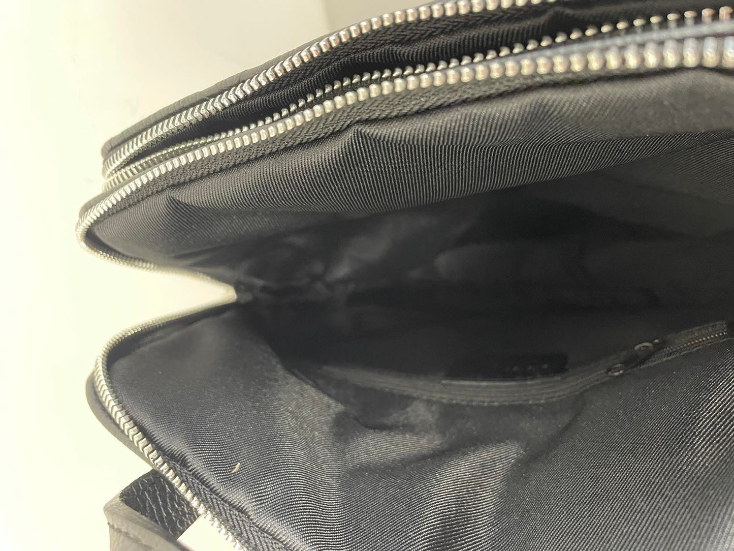 Odinė dviejų skyrių moteriška kuprinė