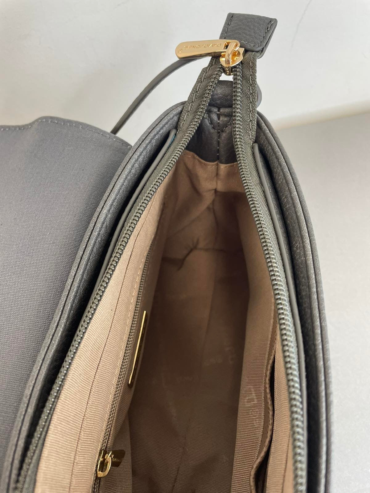 Juoda David Jones rankinė per petį