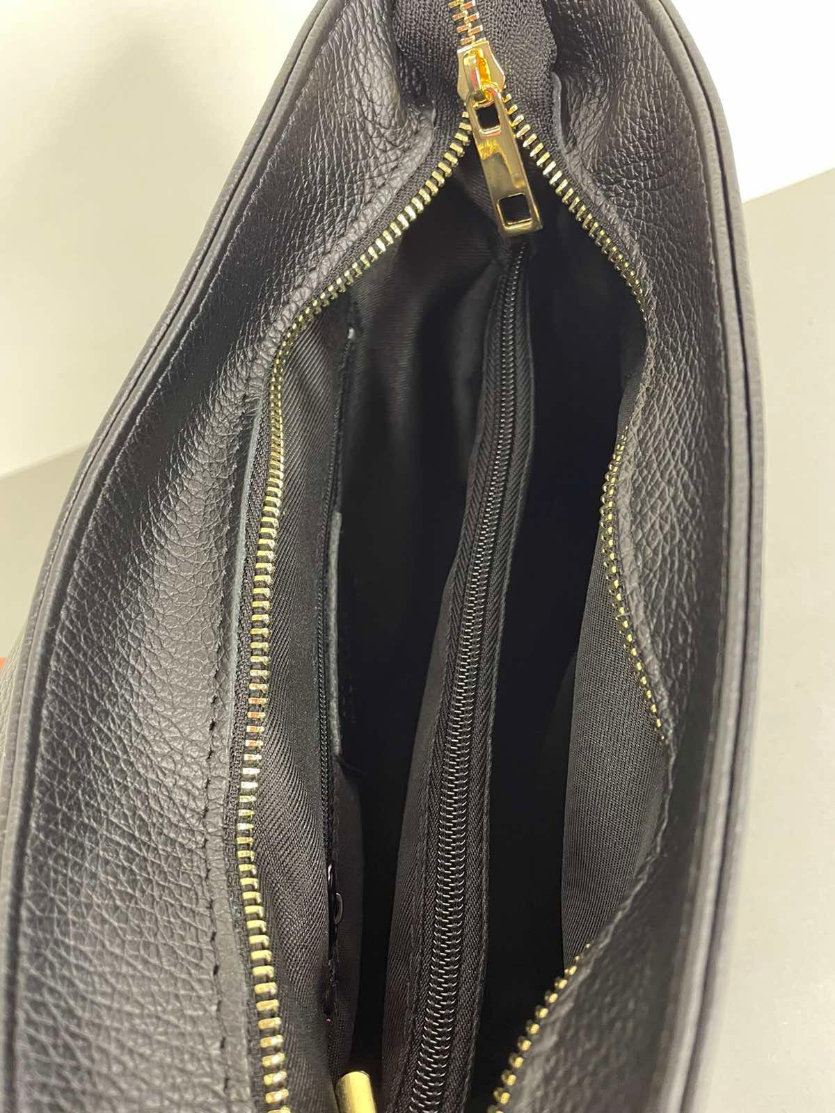 Juoda moteriška odinė rankinė per petį