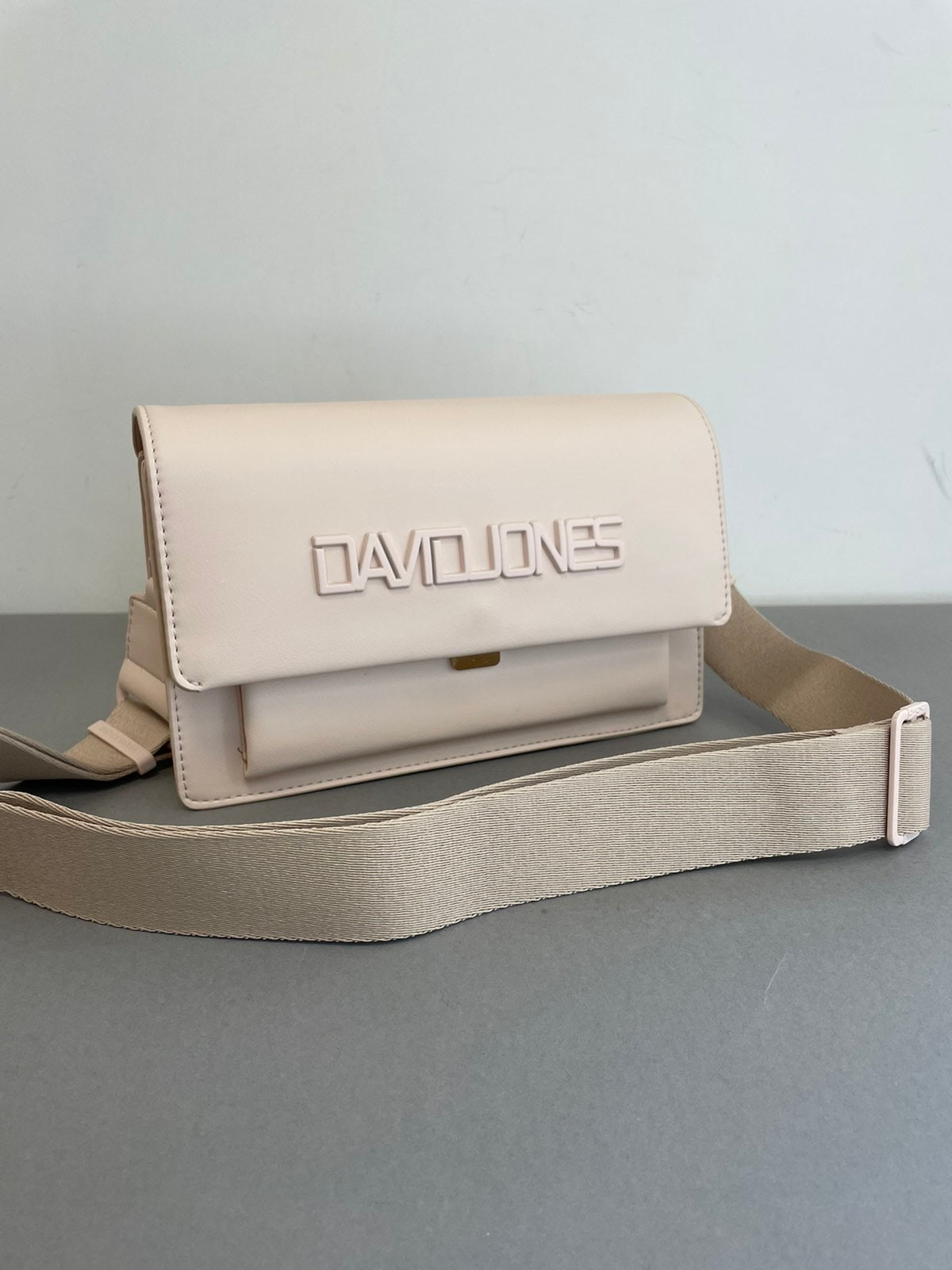 Moteriška rankinė per petį David Jones