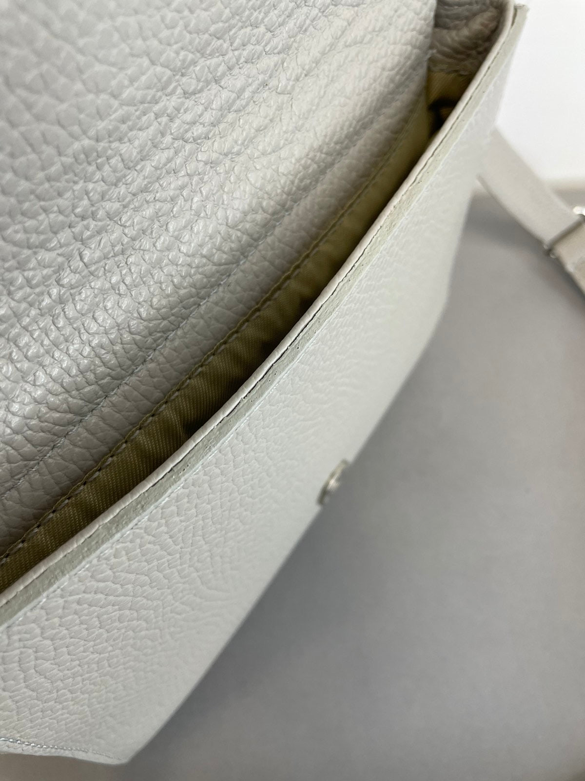 Natūralios odos moteriška rankinė per petį