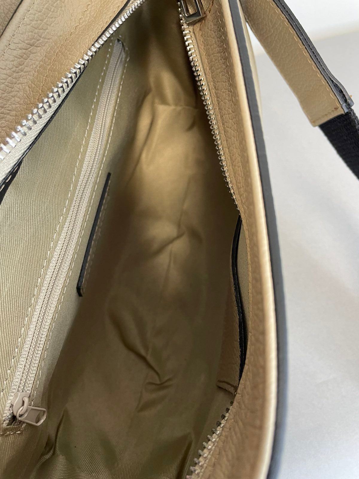 Moteriška odinė rankinė per peti