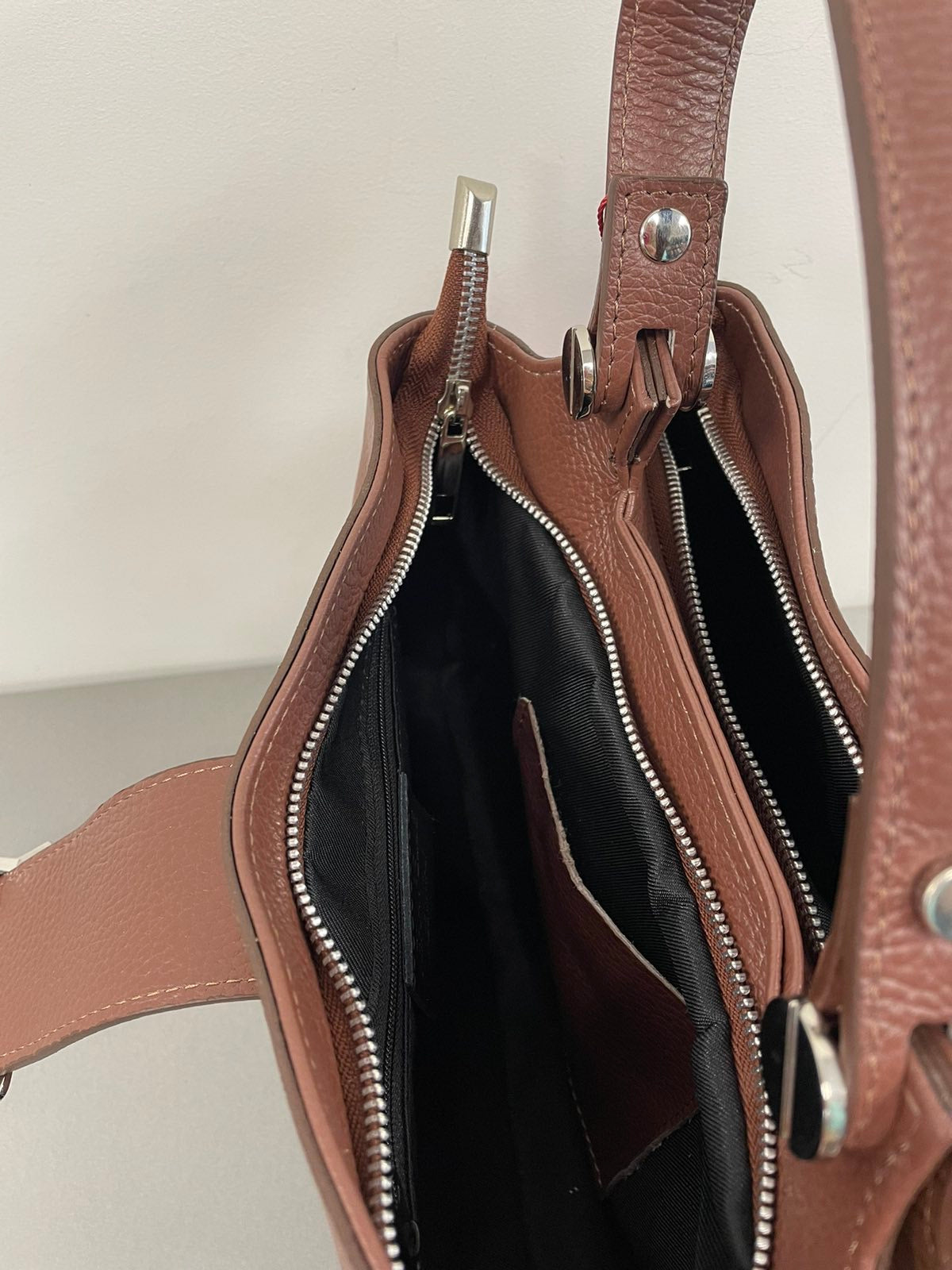 Rudas Vezze moteriškas odinis rankinukas