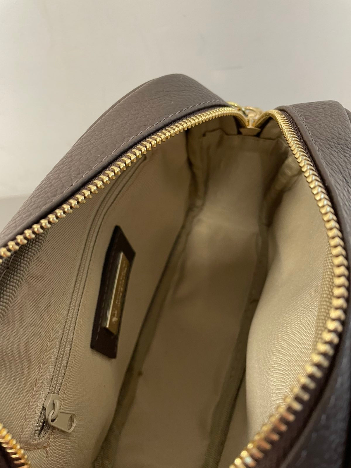 Vezze naturalios odos rankinė per petį