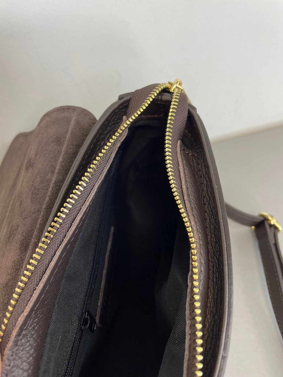 Natūralios odos rankinė per petį