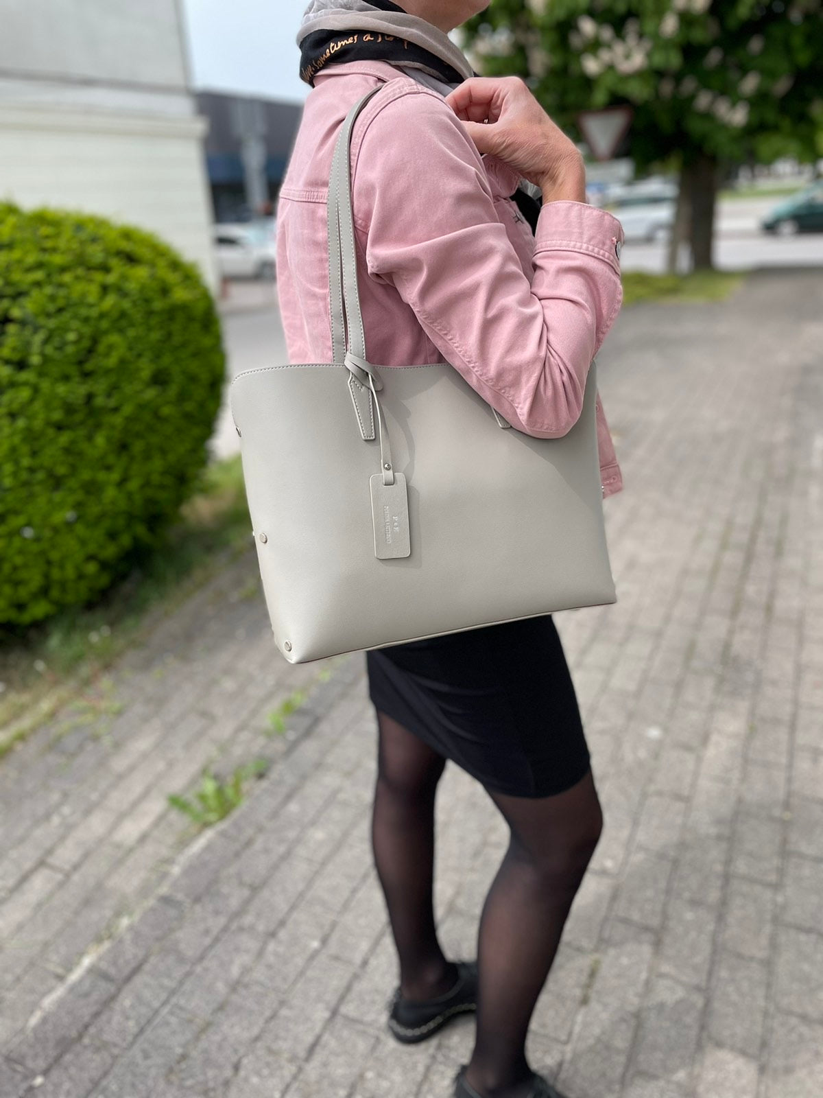 Šviesi natūralios odos moteriška rankinė