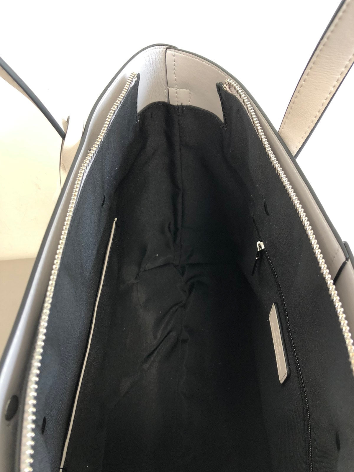 Šviesi moteriška natūralios odos rankinė