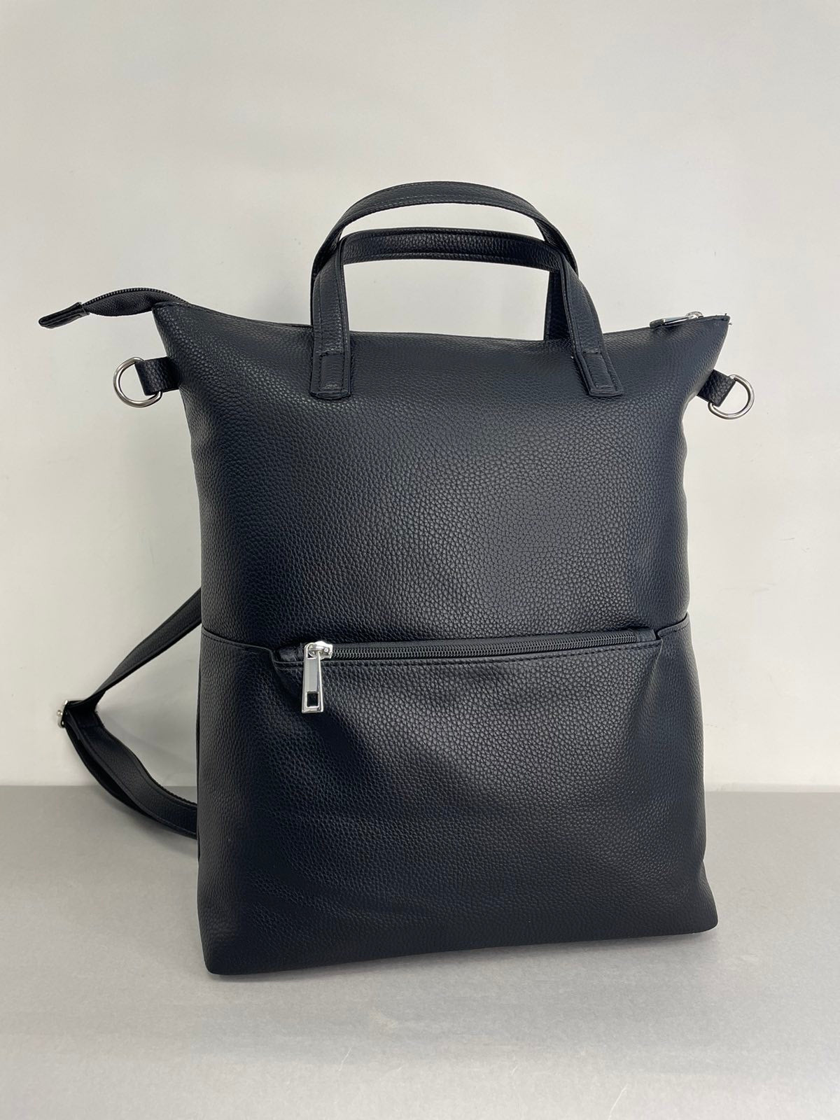 Juoda moteriška kuprinė