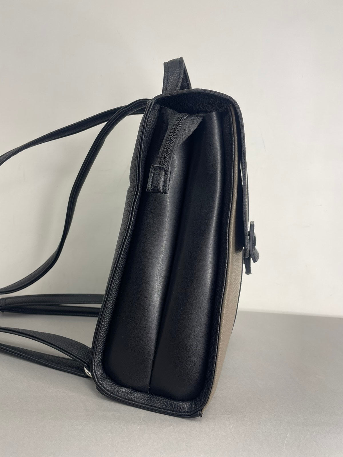 Stilinga moteriška kuprinė