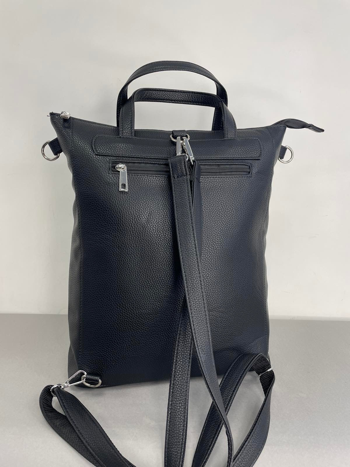 Juoda moteriška kuprinė