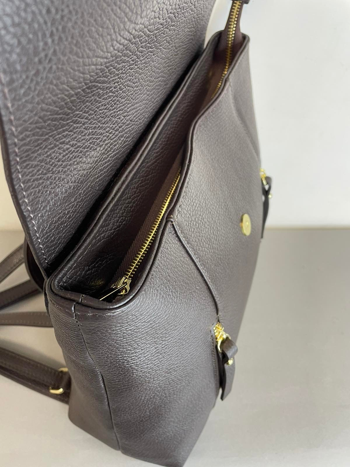 Ruda natūralios odos moteriška kuprinė