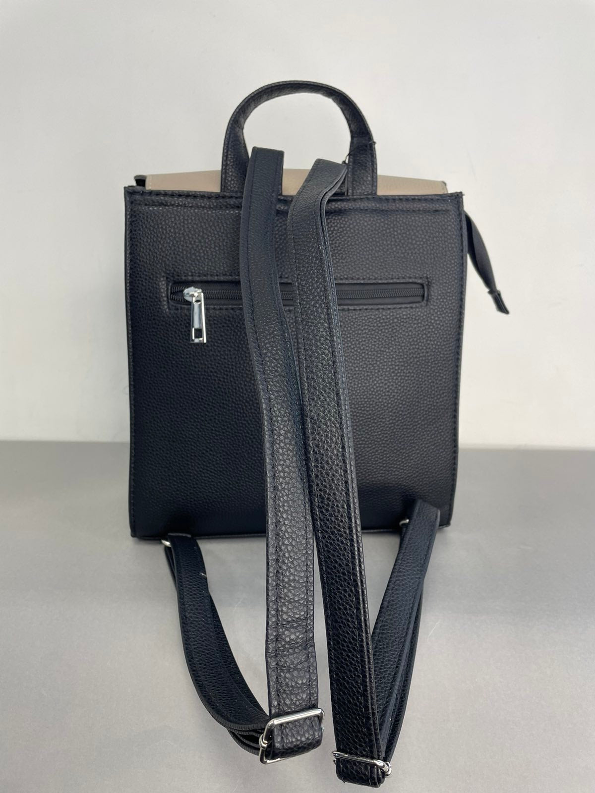 Stilinga moteriška kuprinė