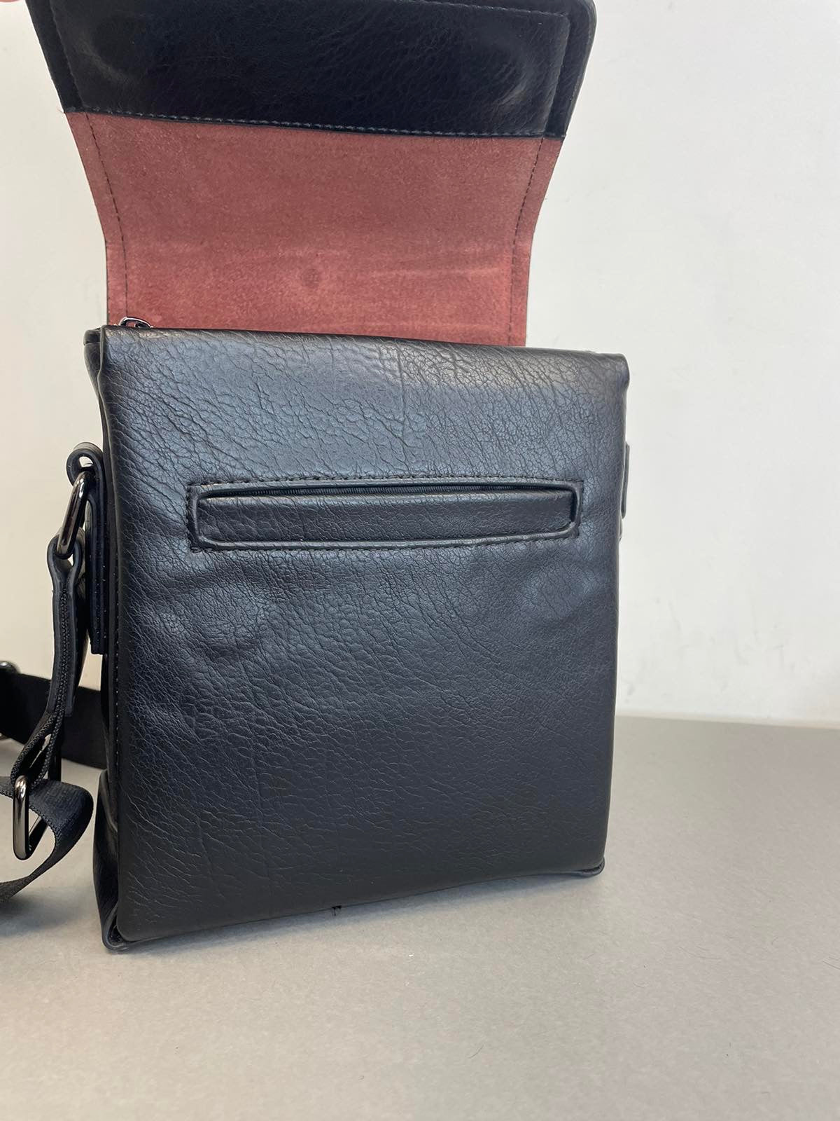 Rankinė per petį vyrams