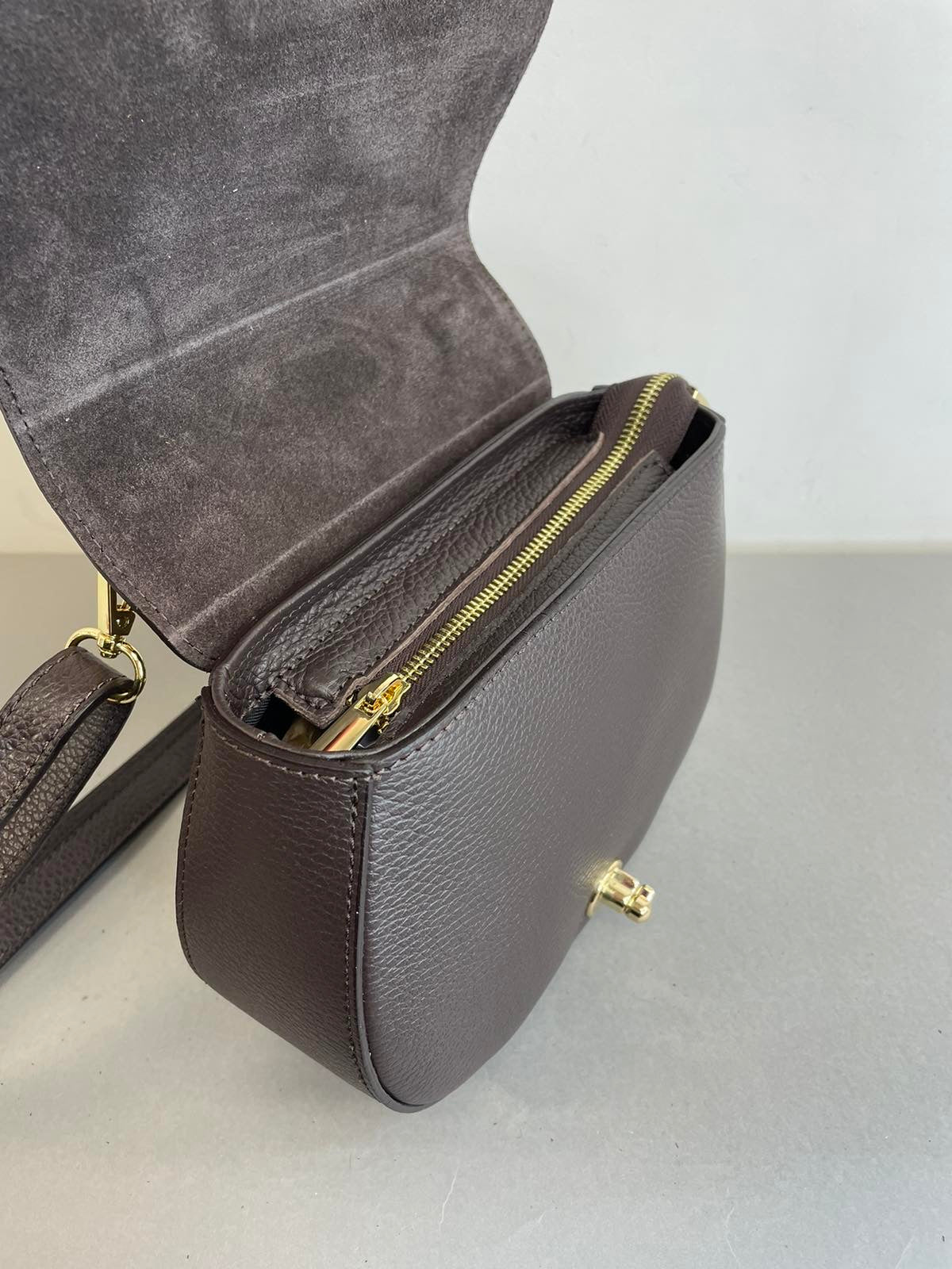 Natūralios odos rankinė per petį