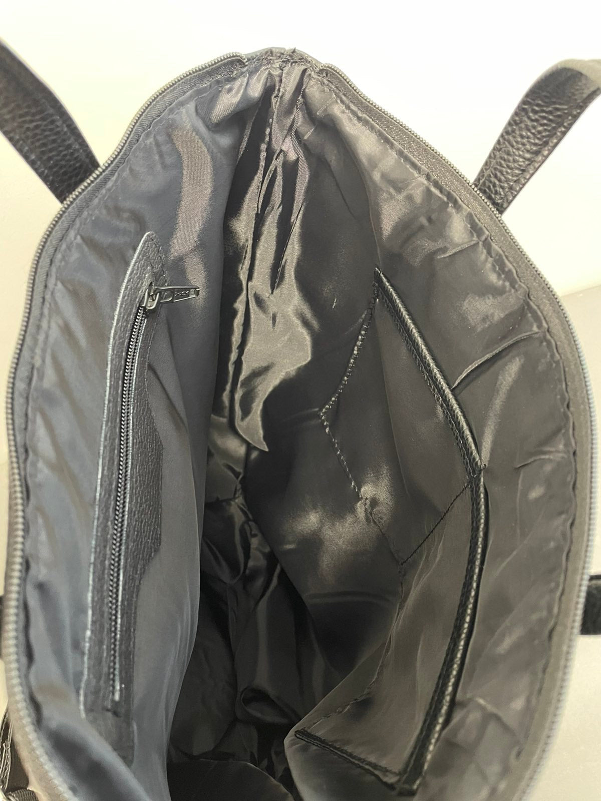 Juoda moteriška kuprinė