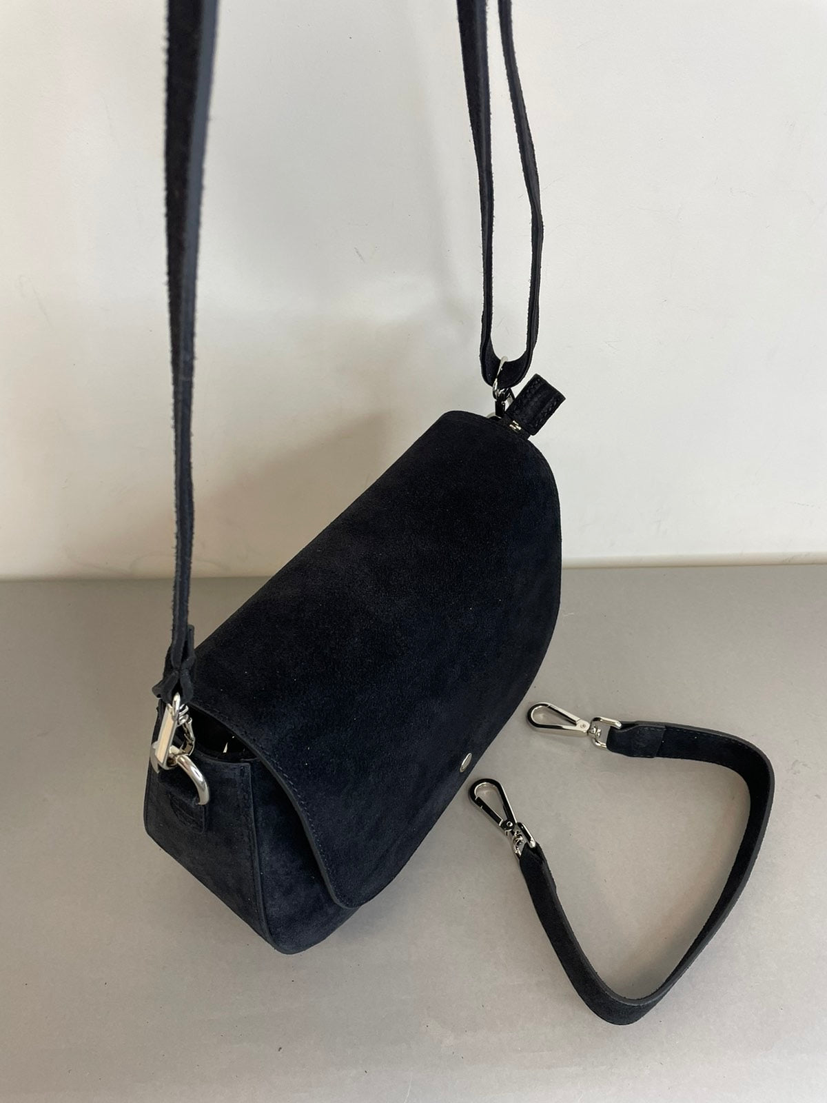 Juoda verstos odos rankinė per petį