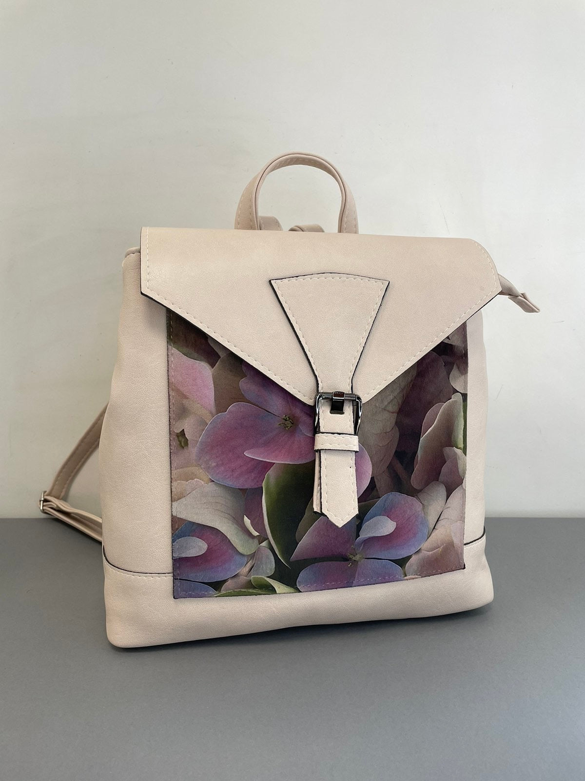 Sominta moteriška kuprinė