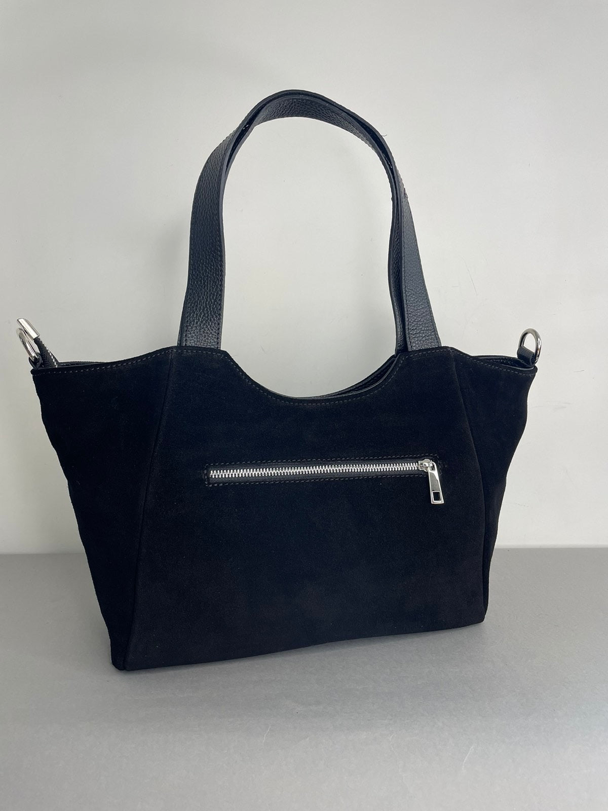 Juoda zomšinė rankinė