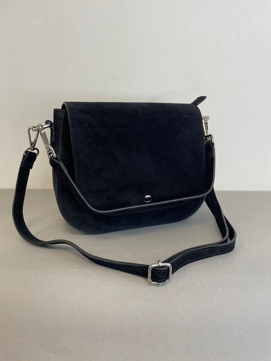 Juoda verstos odos rankinė per petį