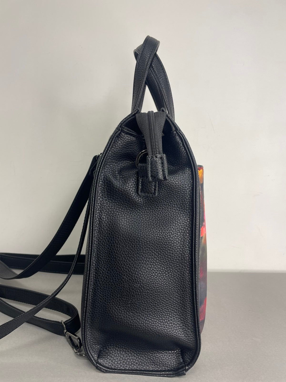 Sominta moteriška kuprinė-rankinė