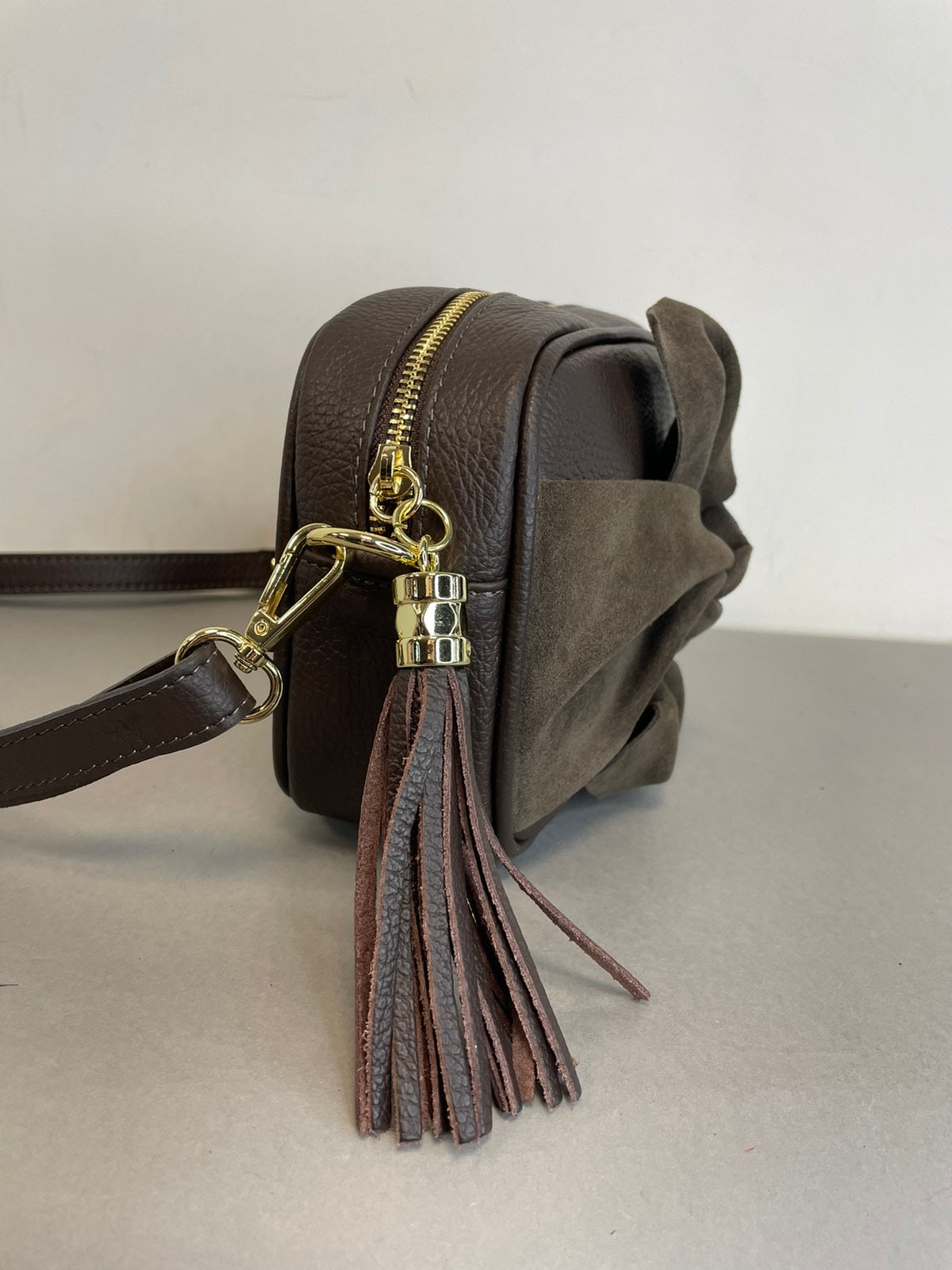 Vezze naturalios odos rankinė per petį