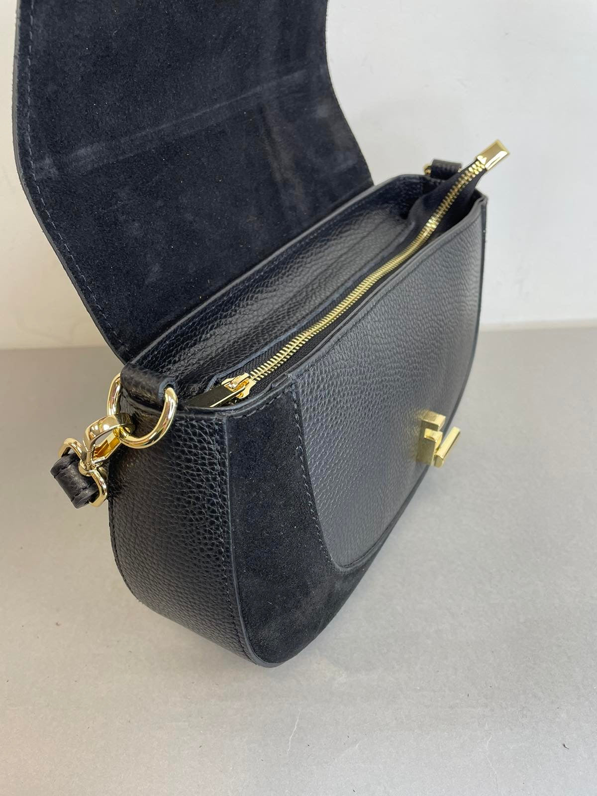 Stilinga natūralios odos rankinė per petį