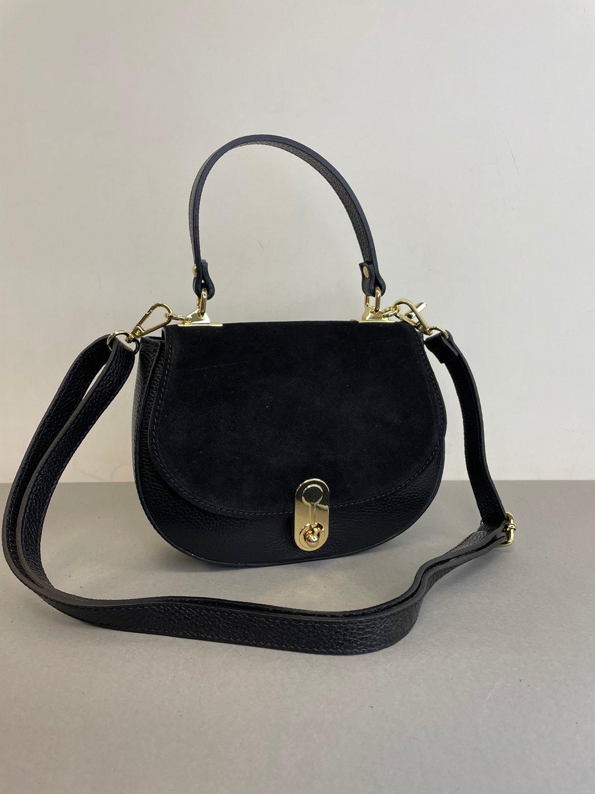 Moteriška odinė rankinė per petį