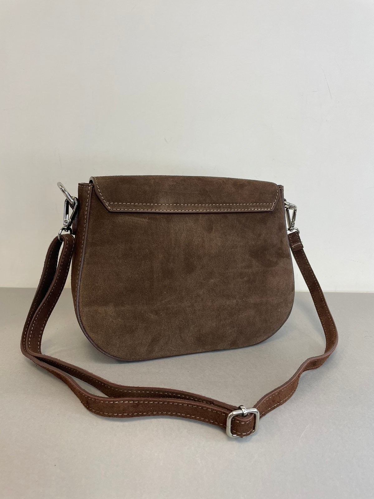 Ruda verstos odos rankinė per petį