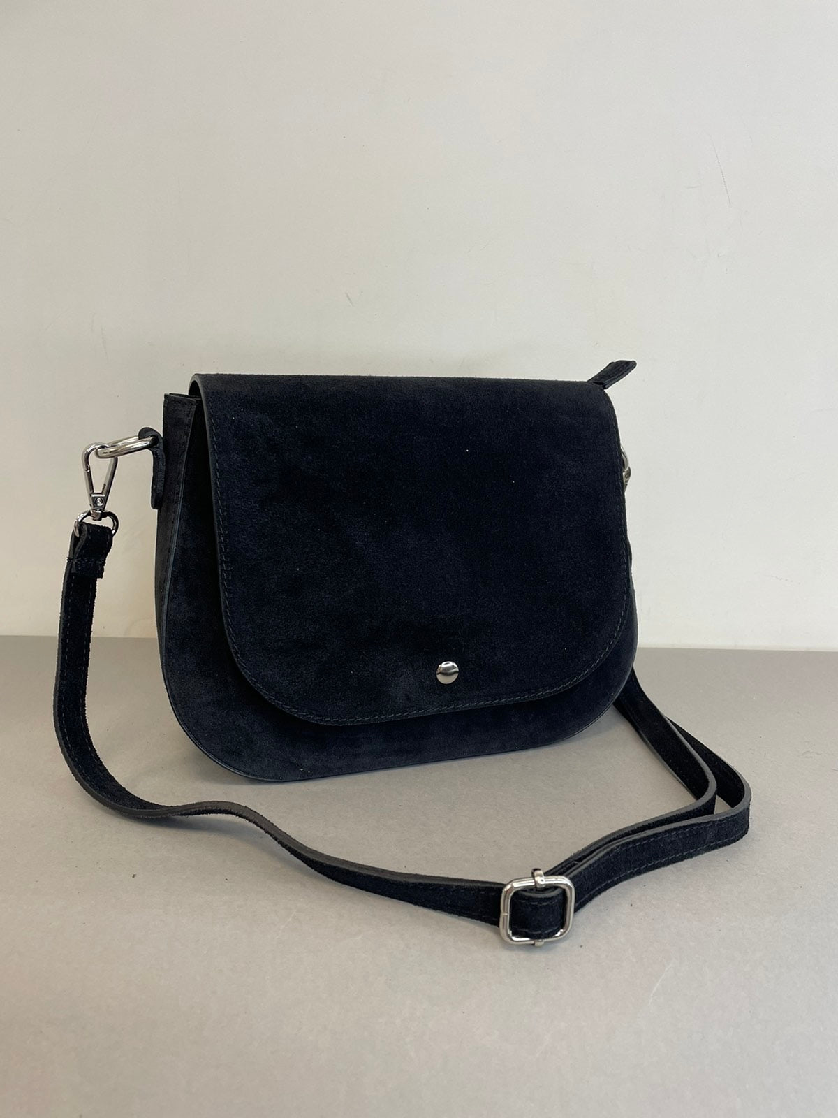 Juoda verstos odos rankinė per petį