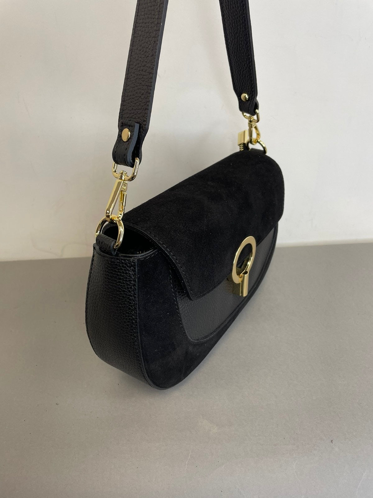 Stilinga natūralios odos rankinė per petį