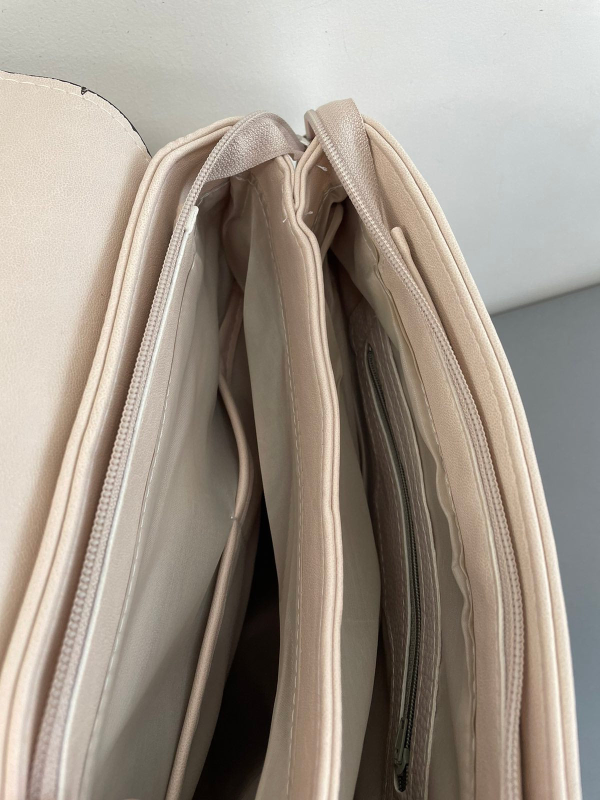 Sominta moteriška kuprinė