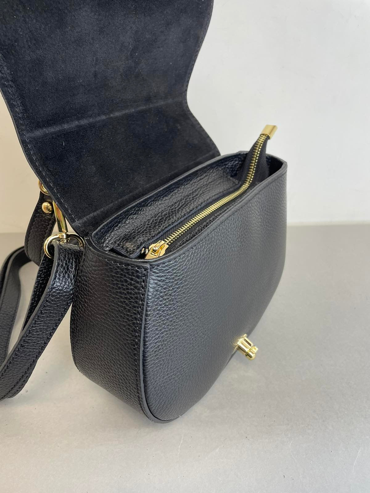 Moteriška odinė rankinė per petį