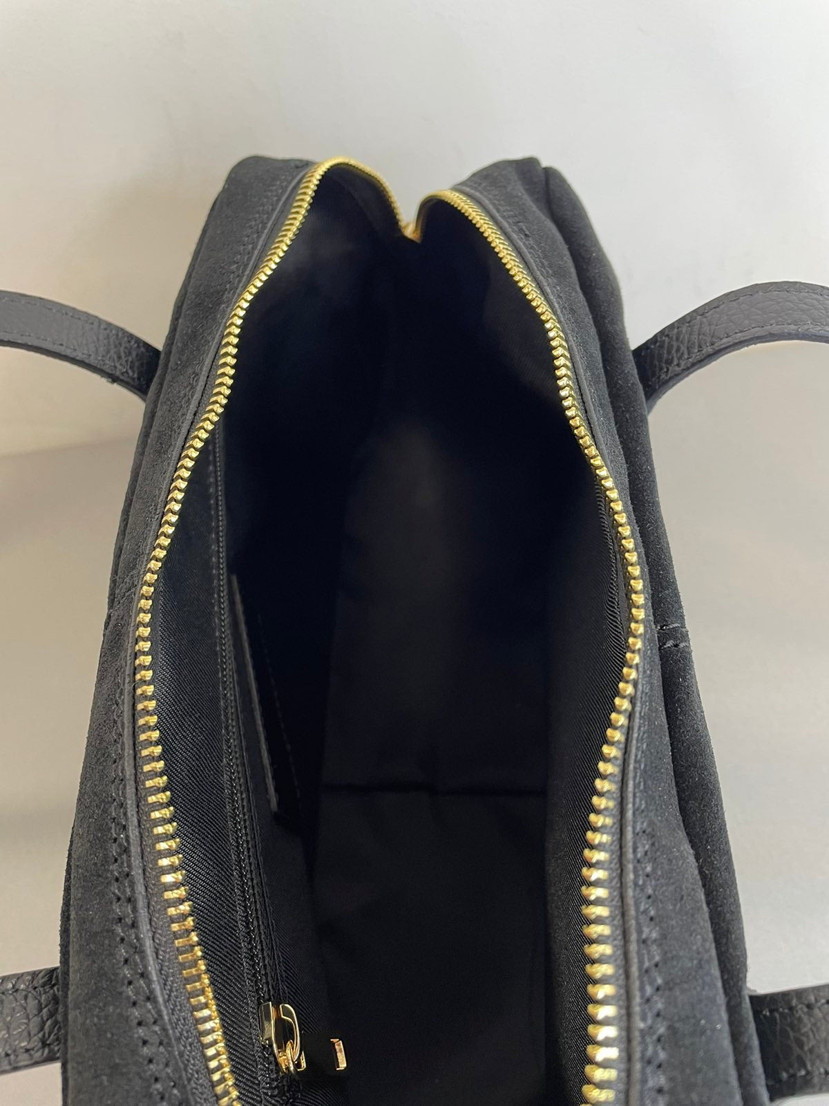 Juoda zomšinė rankinė