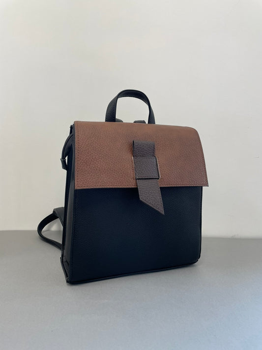 Stilinga moteriška kuprinė