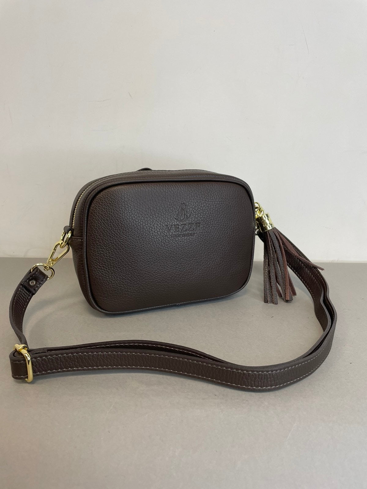 Vezze naturalios odos rankinė per petį