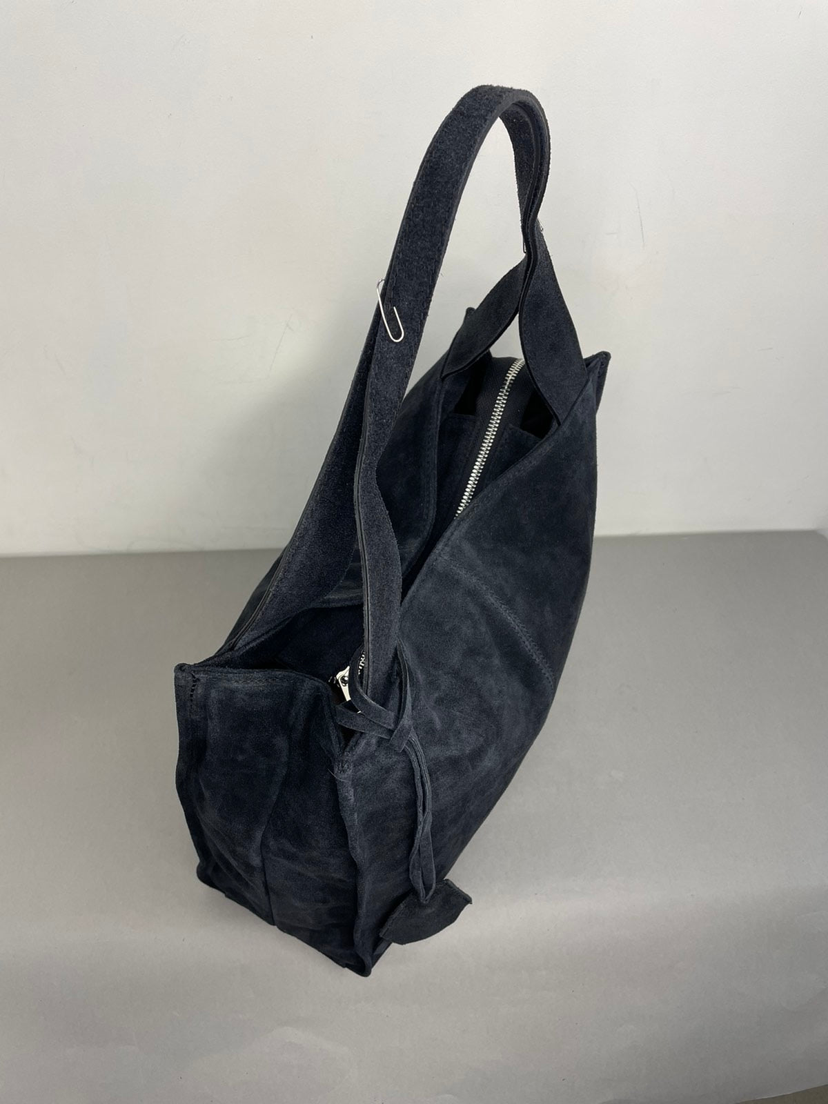 Juoda zomšinė rankinė moterims