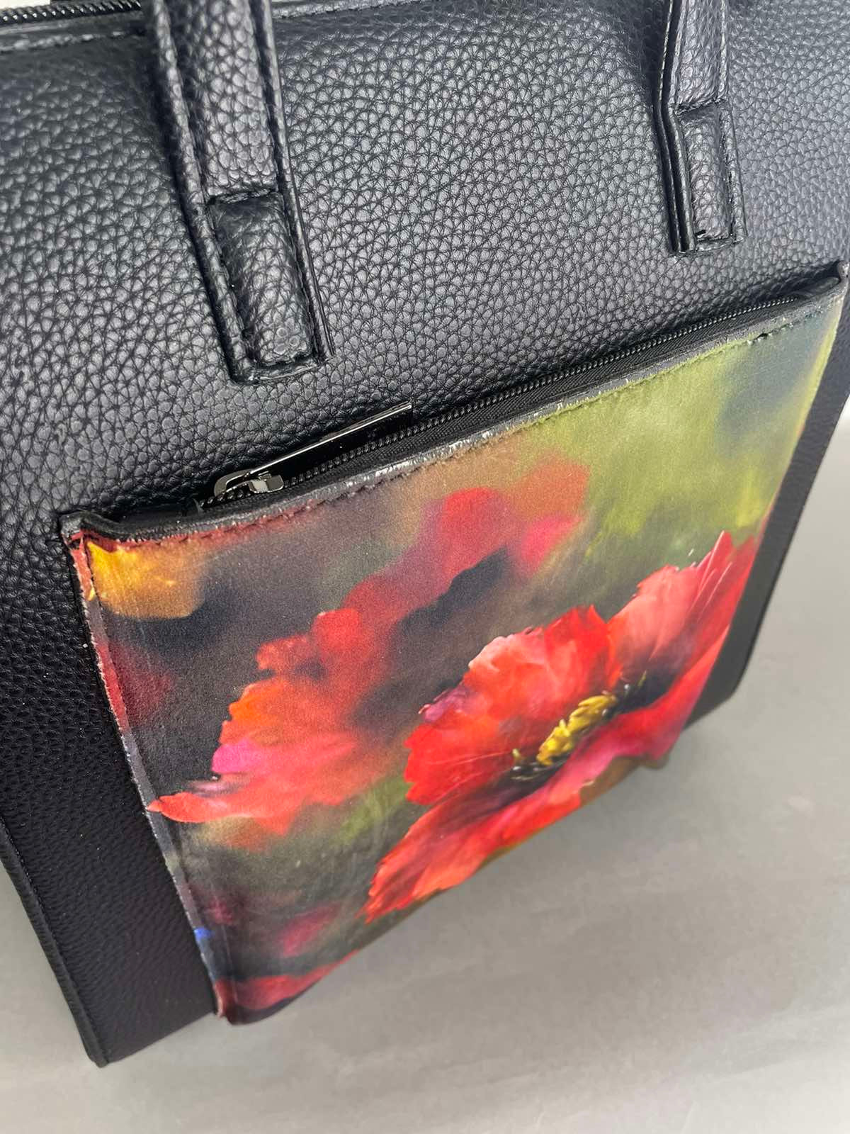 Sominta moteriška kuprinė-rankinė