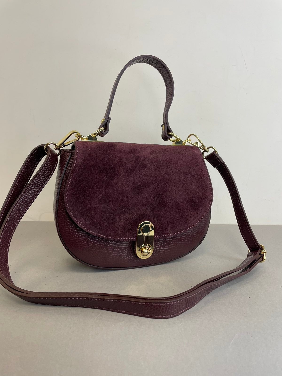 Natūralios odos moteriška rankinė per petį