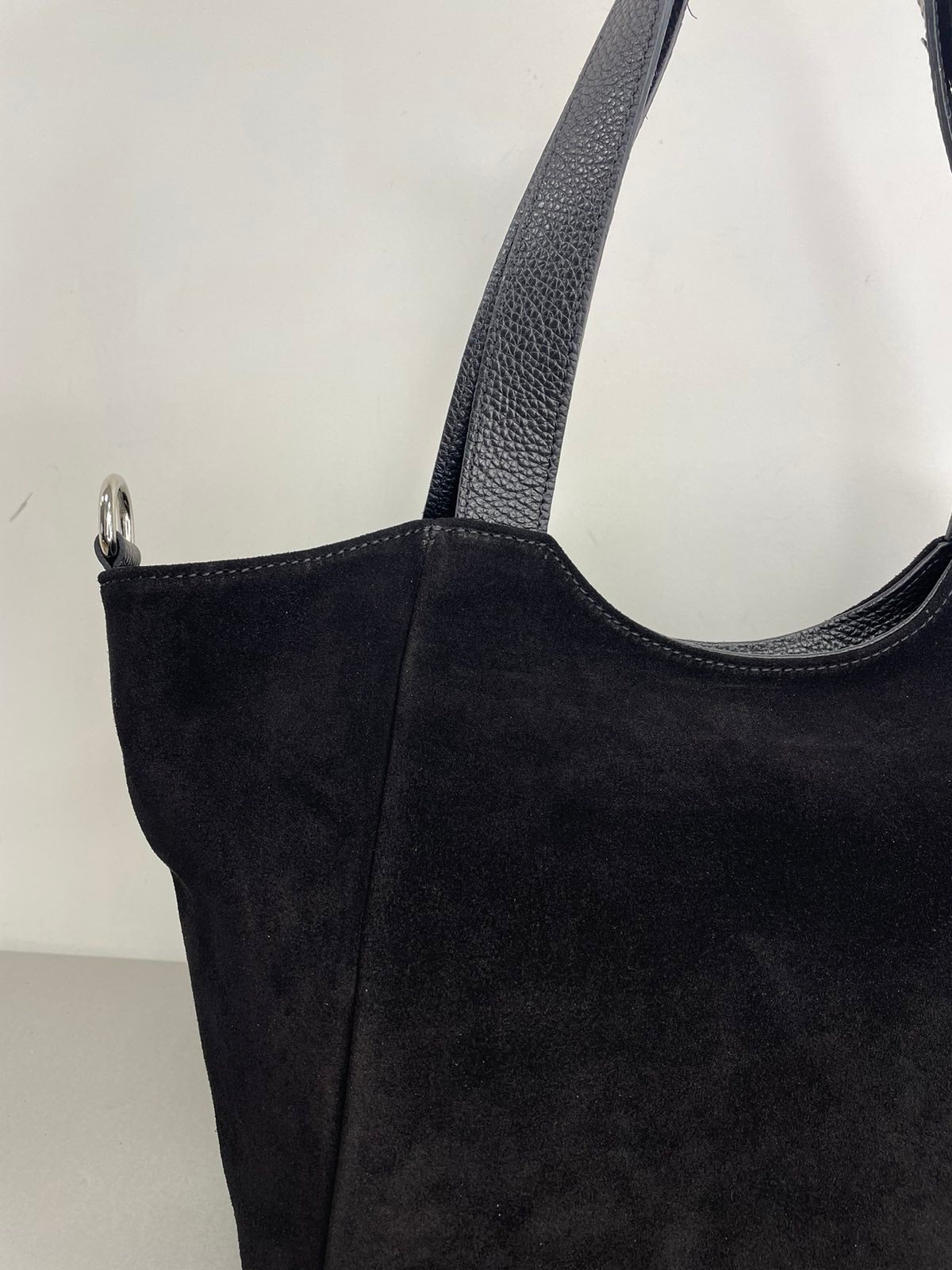 Juoda zomšinė rankinė