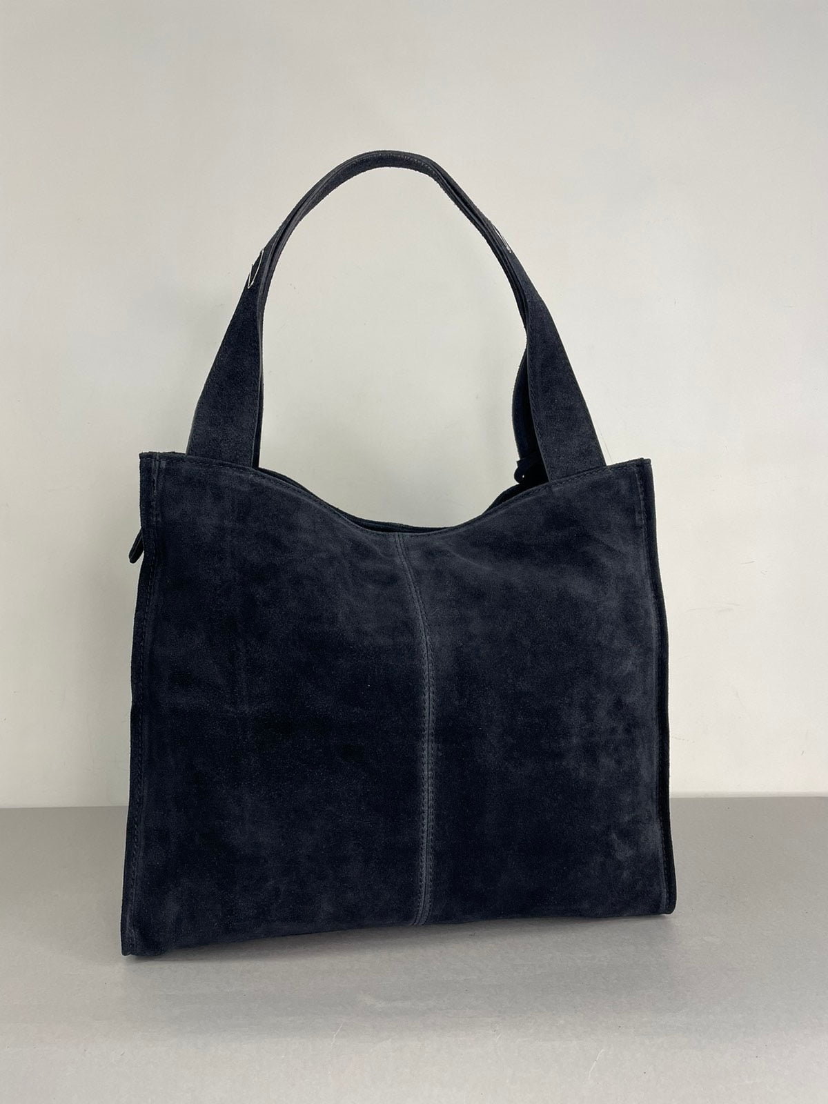 Juoda zomšinė rankinė moterims