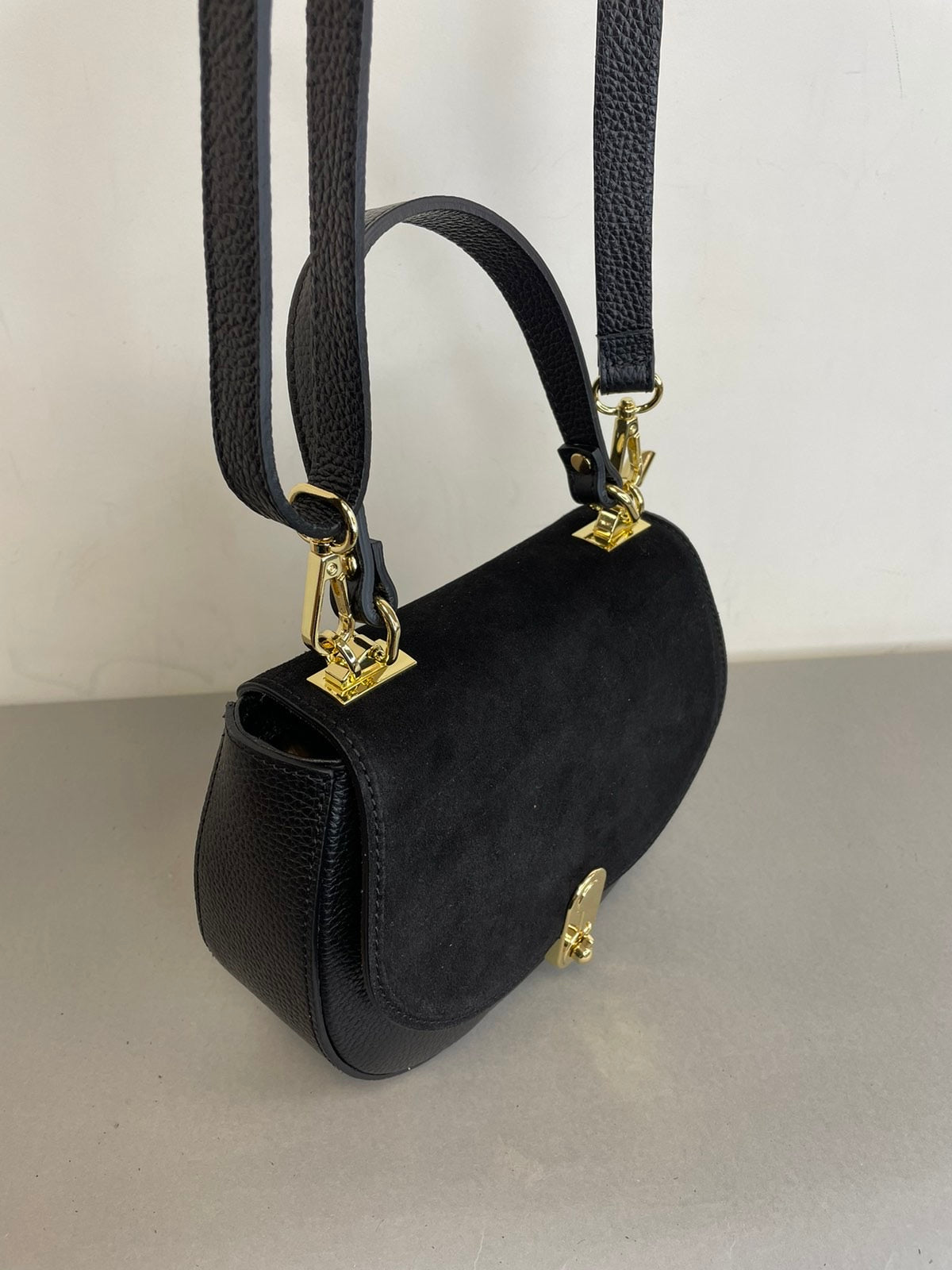 Moteriška odinė rankinė per petį