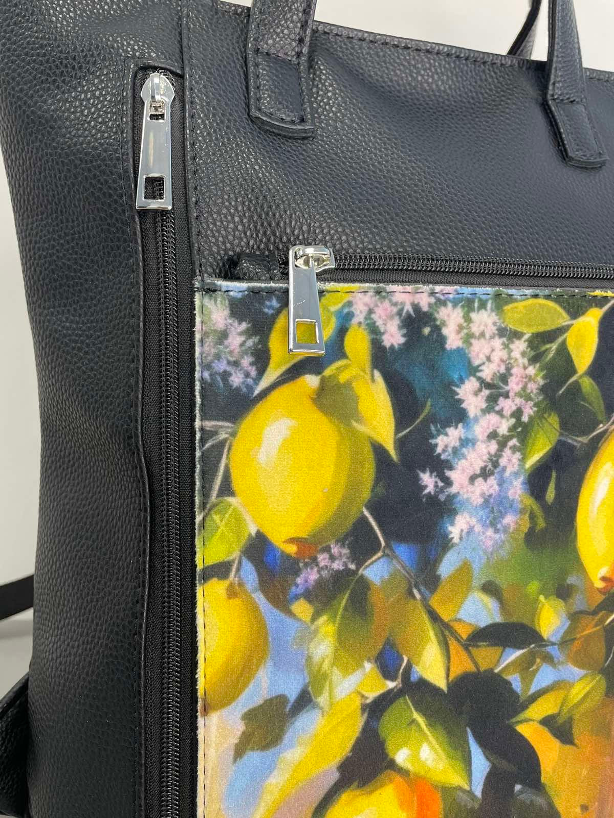 Moteriška kuprinė su paveikslėliu