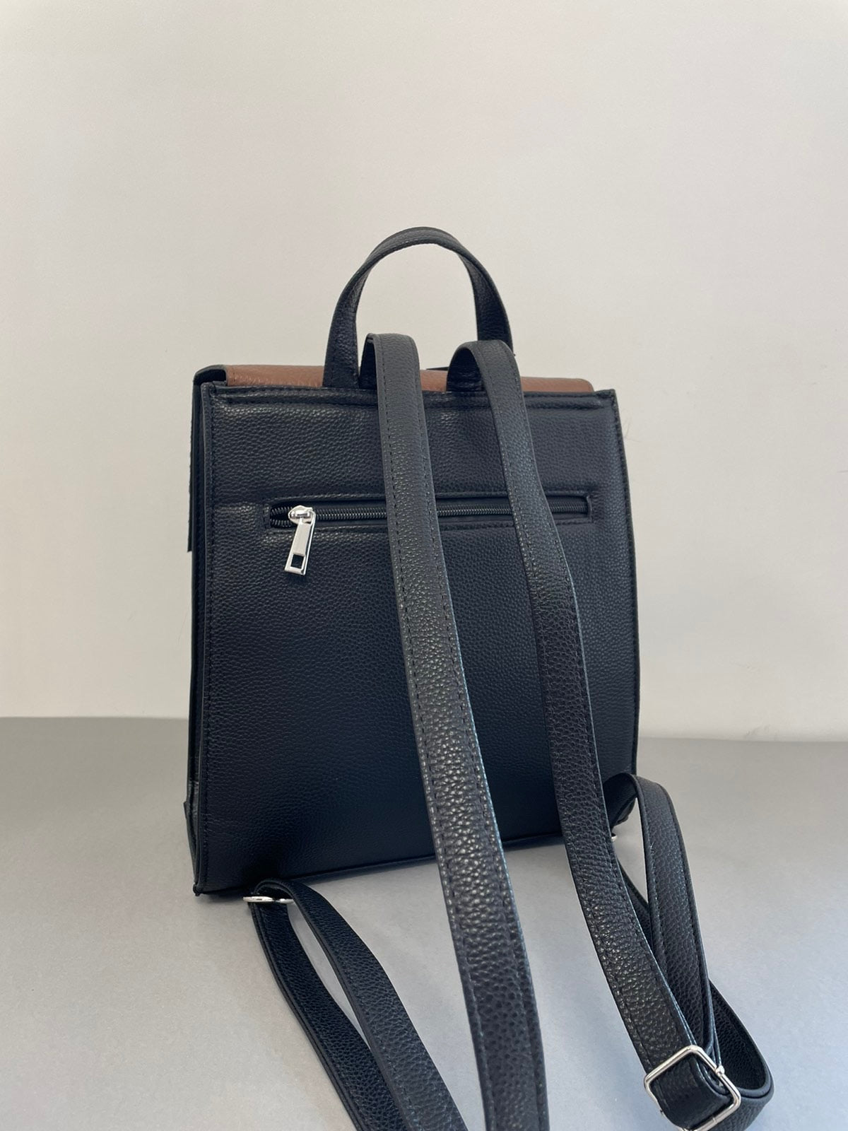 Stilinga moteriška kuprinė